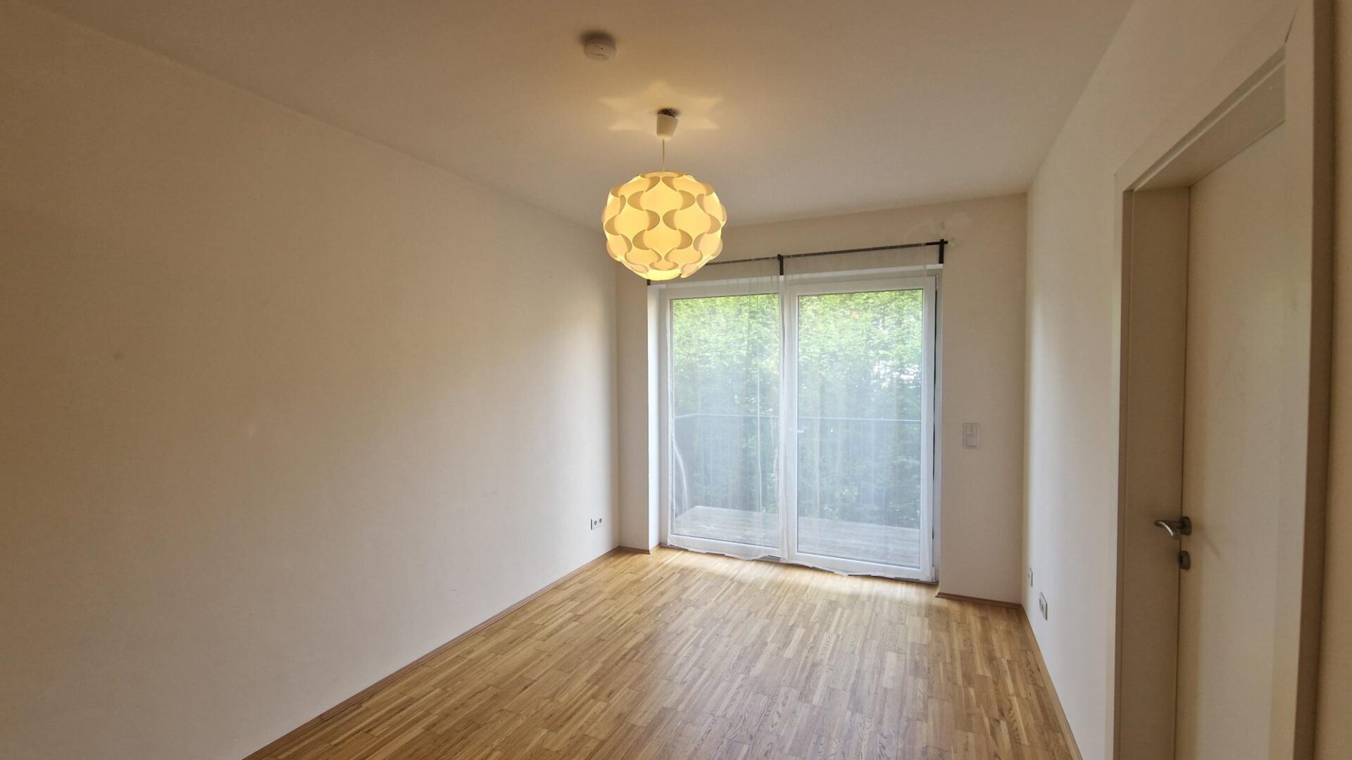 Eggenberg Eckertstra E Exklusive Zimmerwohnung Mit Balkon Im